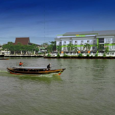 Hotel Victoria River View Banjarmasin  Exterior photo